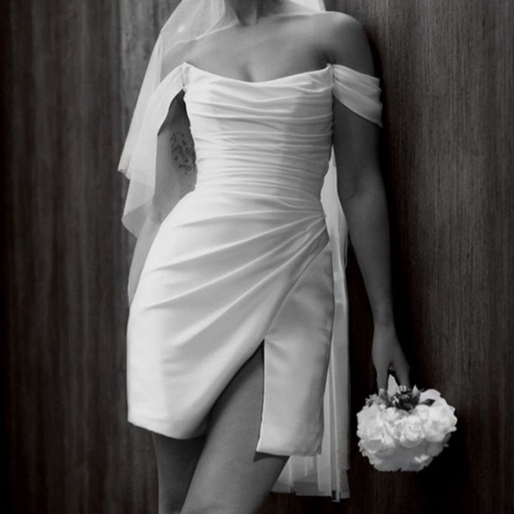 Elegant White Off-Shoulder Dress - Picture 1 of 4